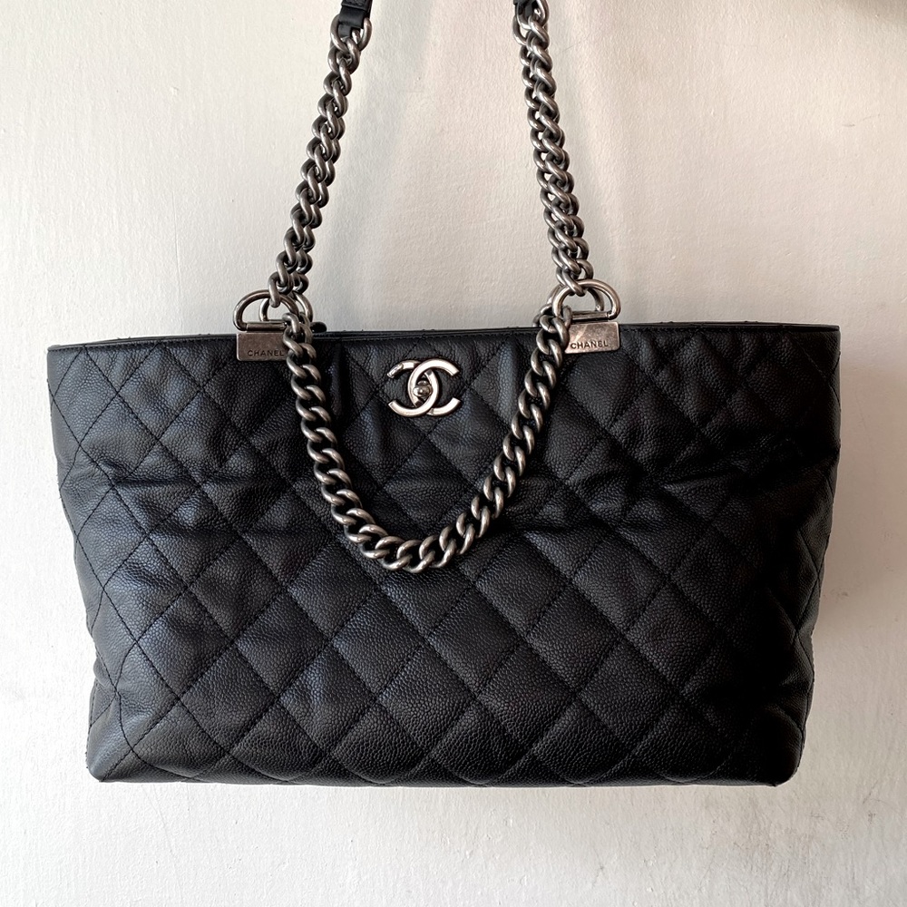 Chanel large shopping tote in chains bag